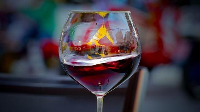 Rødvinsglas med nebbiolovin