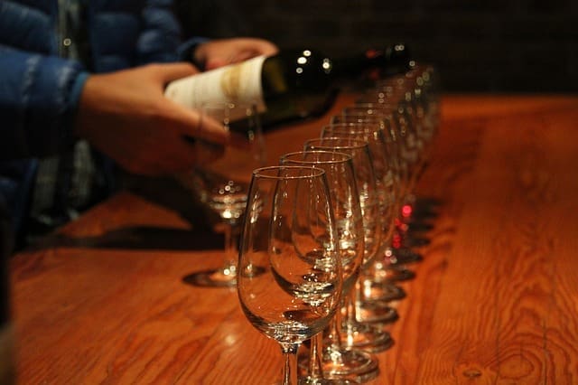 Malbec der skal hældes i vinglas